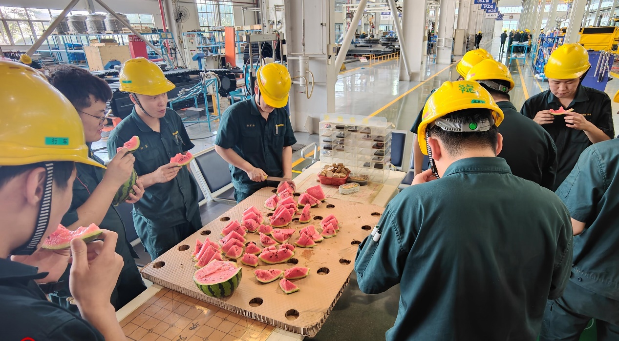 清涼沁人心 關(guān)懷潤(rùn)一線——山重建機(jī)公司工會(huì)開展“夏送清涼”活動(dòng)